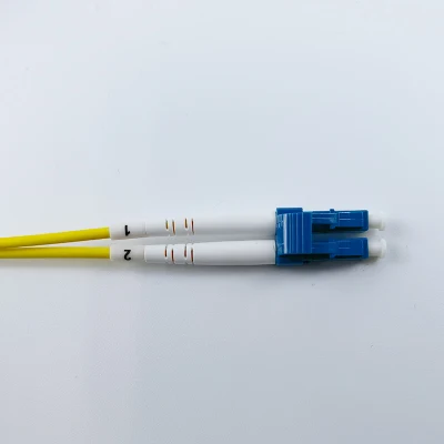 Fábrica de abulón suministra directamente embalaje tipo carrete de cartón Sc APC Cable de conexión de fibra óptica FTTH conjuntos de cables de caída con argolla de tracción